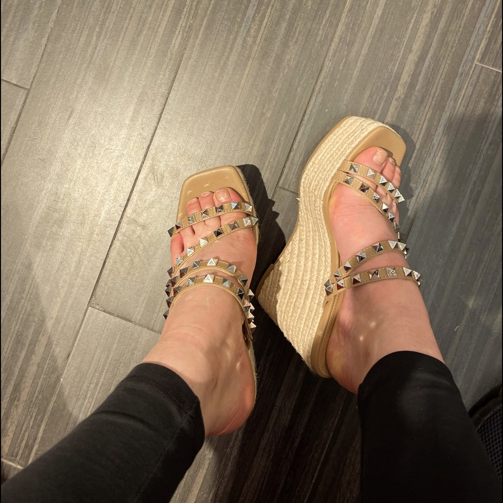 Gorgeous Steve Madden studded Sandel heels!!